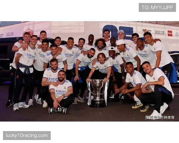 特写：安切洛蒂在夺冠庆典上安静微笑，与身旁欢呼的球员形成对比